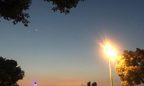 晚上搽脸好吗-晚上脸擦乳液效果好吗网 - 网站提供晚上擦个乳液好不好小常识、晚上脸上擦护肤品好还是不擦好